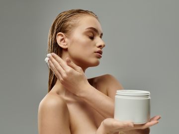 cuida tu cabello al hidratarlo según sus necesidades.