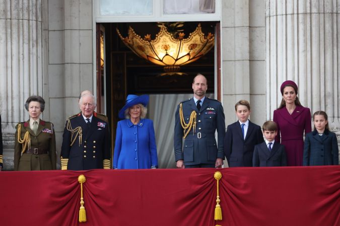La princesa Ana de Gran Bretaña, el rey Carlos III, la reina Camila, el príncipe Guillermo de Gales, el príncipe Jorge, el príncipe Luis, la princesa Catalina de Gales y la princesa Carlota, en el balcón del Palacio de Buckingham.