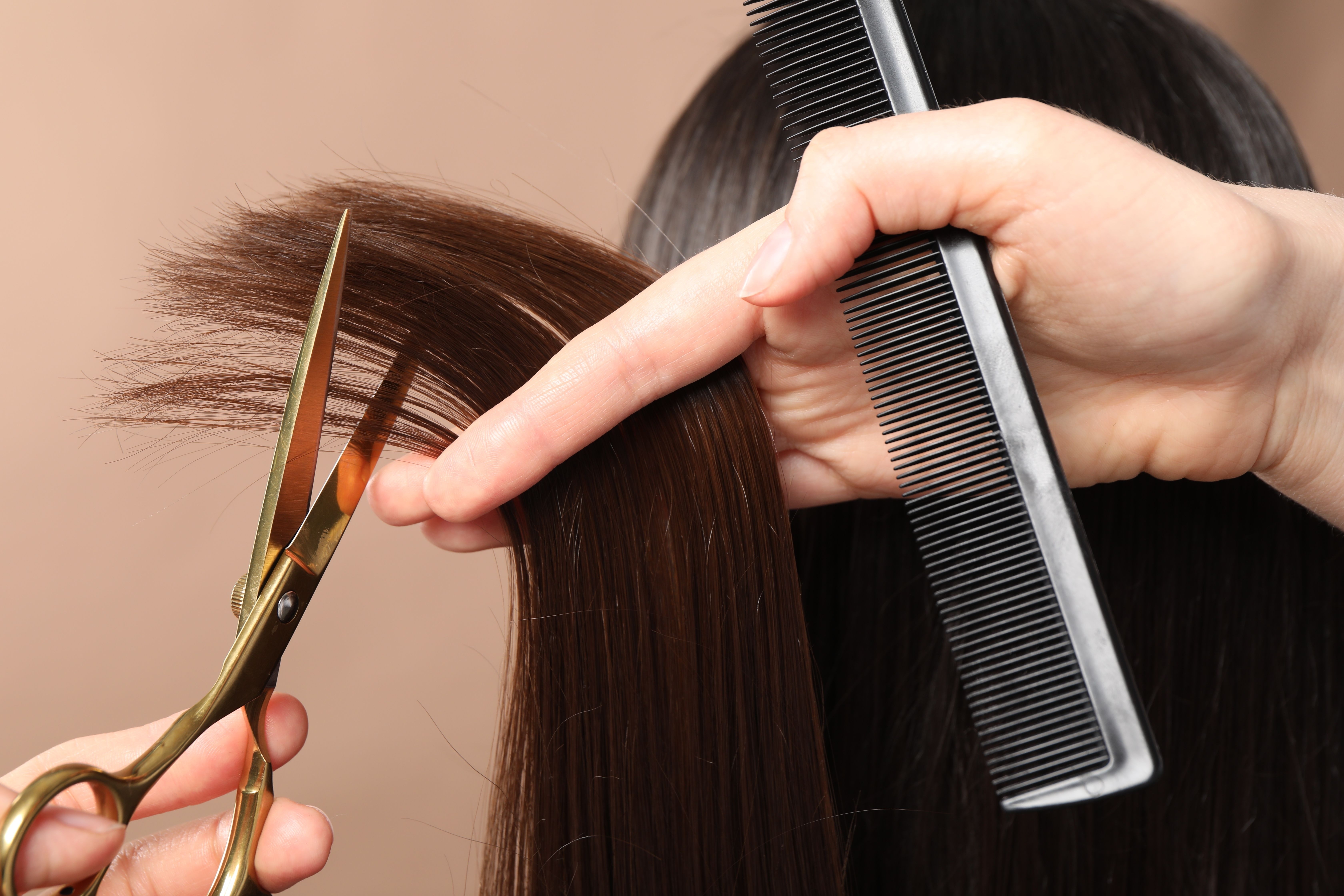 Corta solo las puntas de tu cabello en luna cuarto creciente.