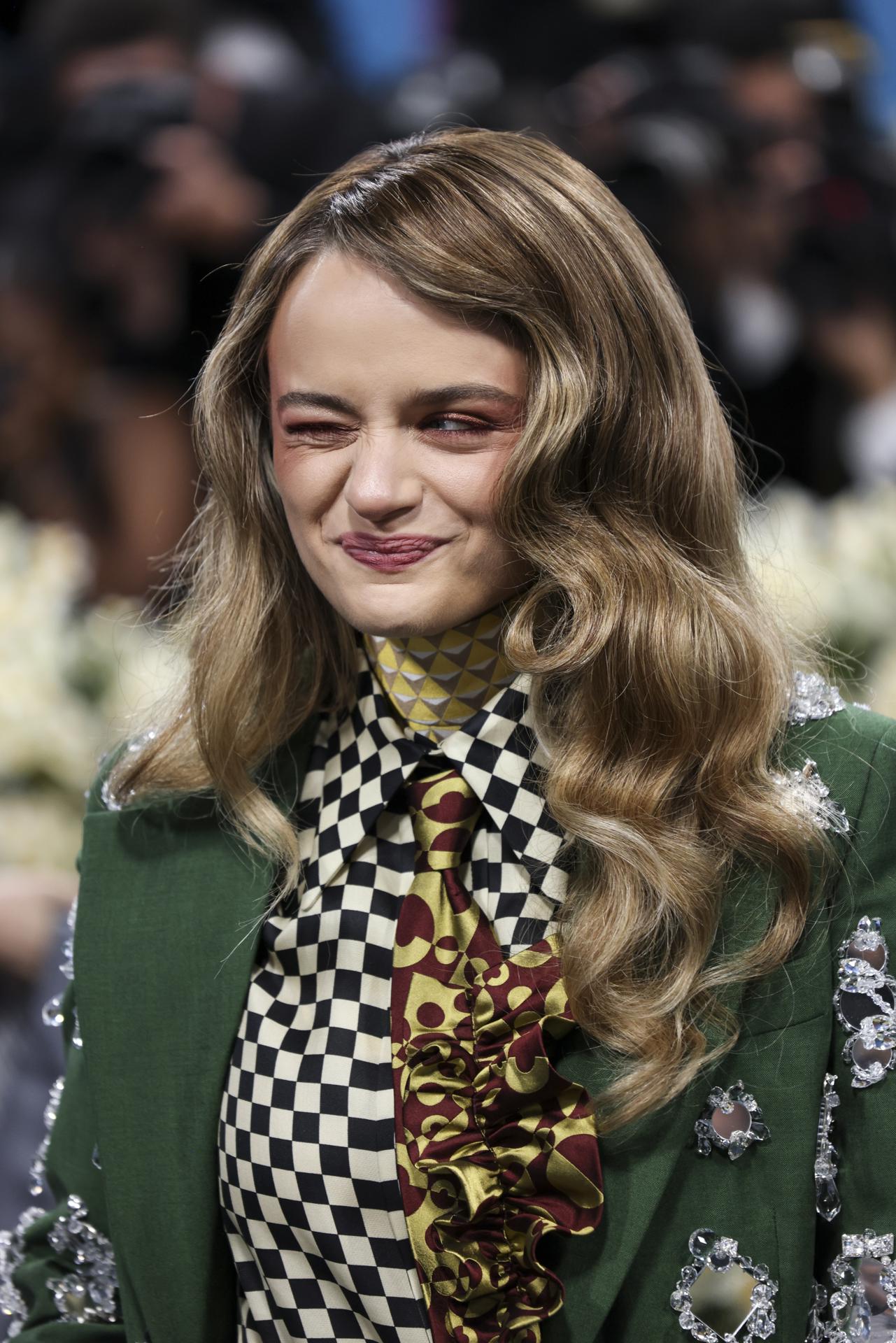 Joey King en la alfombra de la MET Gala 2025.