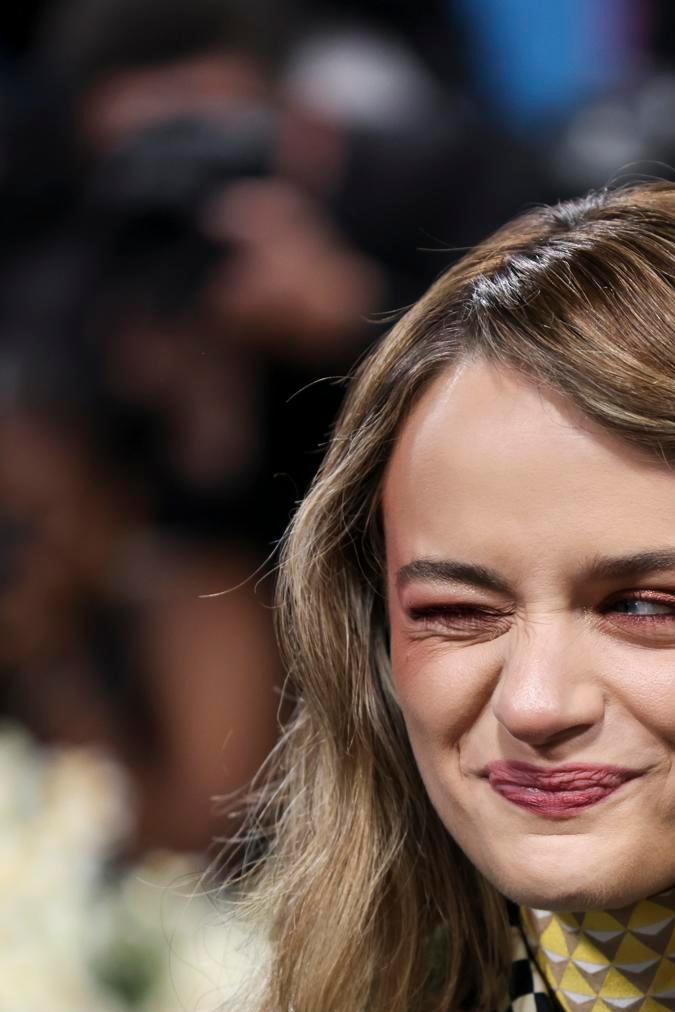 Joey King en la alfombra de la MET Gala 2025.