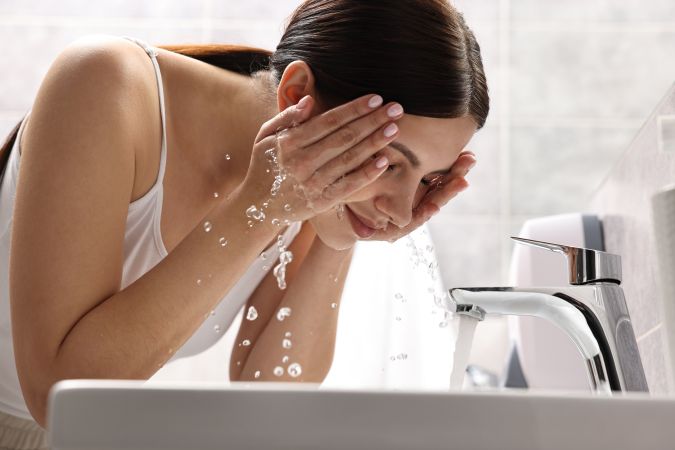 Cuida tu piel con baños fríos por la mañana.