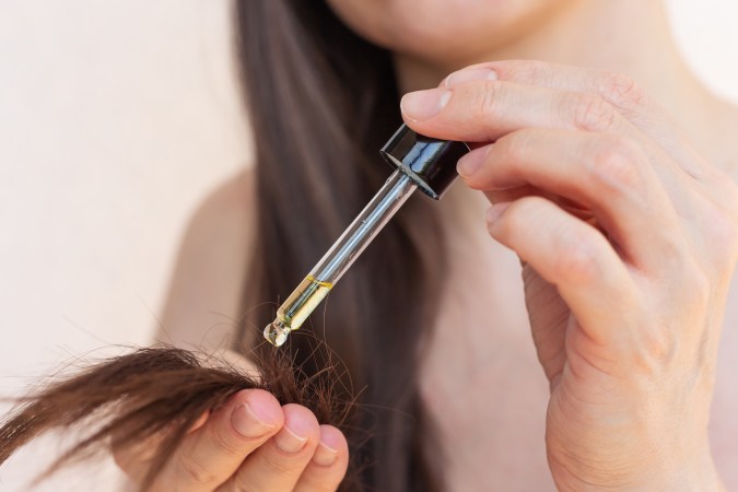 Usa un serum nutritivo para fortalecer tus puntas cada noche.