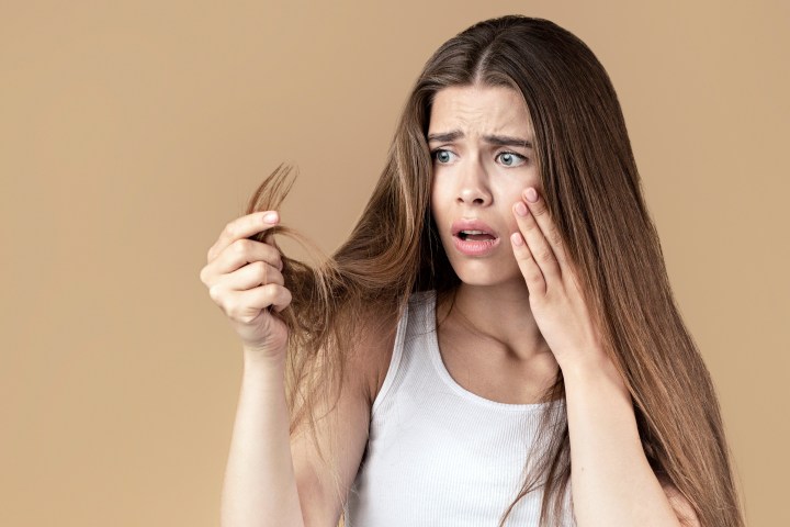 Cuida tu cabello para evitar las puntas abiertas.