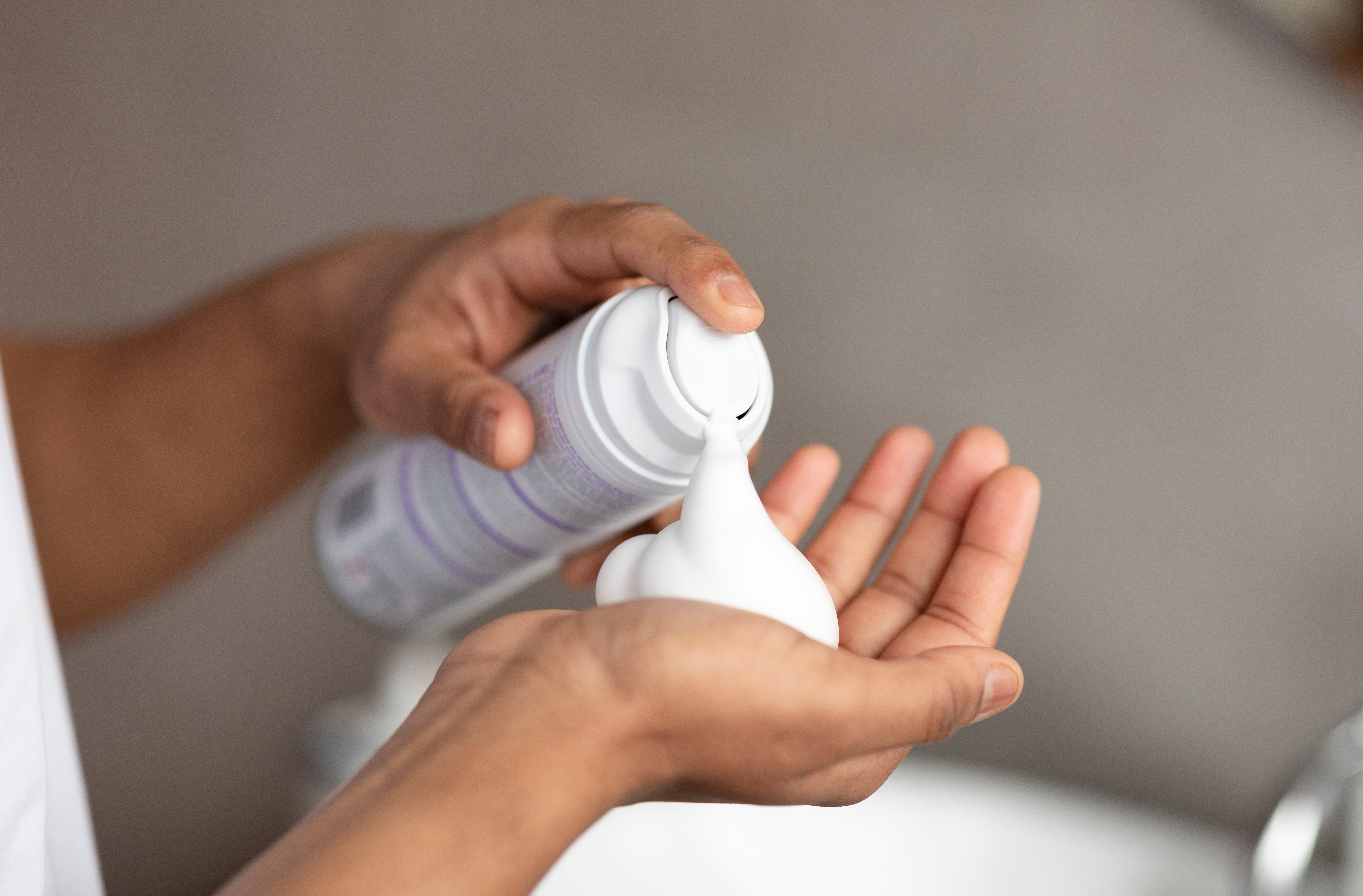 Usa gel para rasurar tu piel y evitar la irritación.