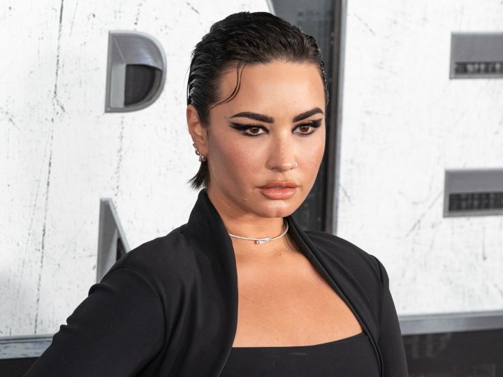 Demi Lovato se convirtió en una sofisticada novia con un vestido de Vivienne Westwood.
