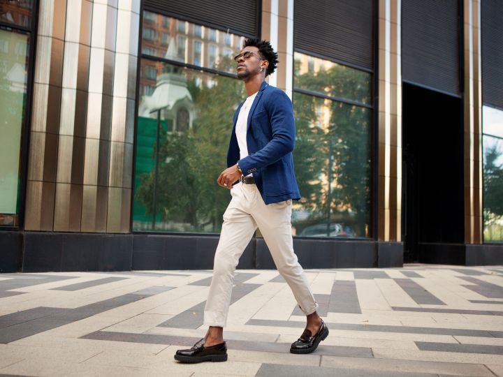 Los zapatos sin cordones cada vez son más usados por los hombres.