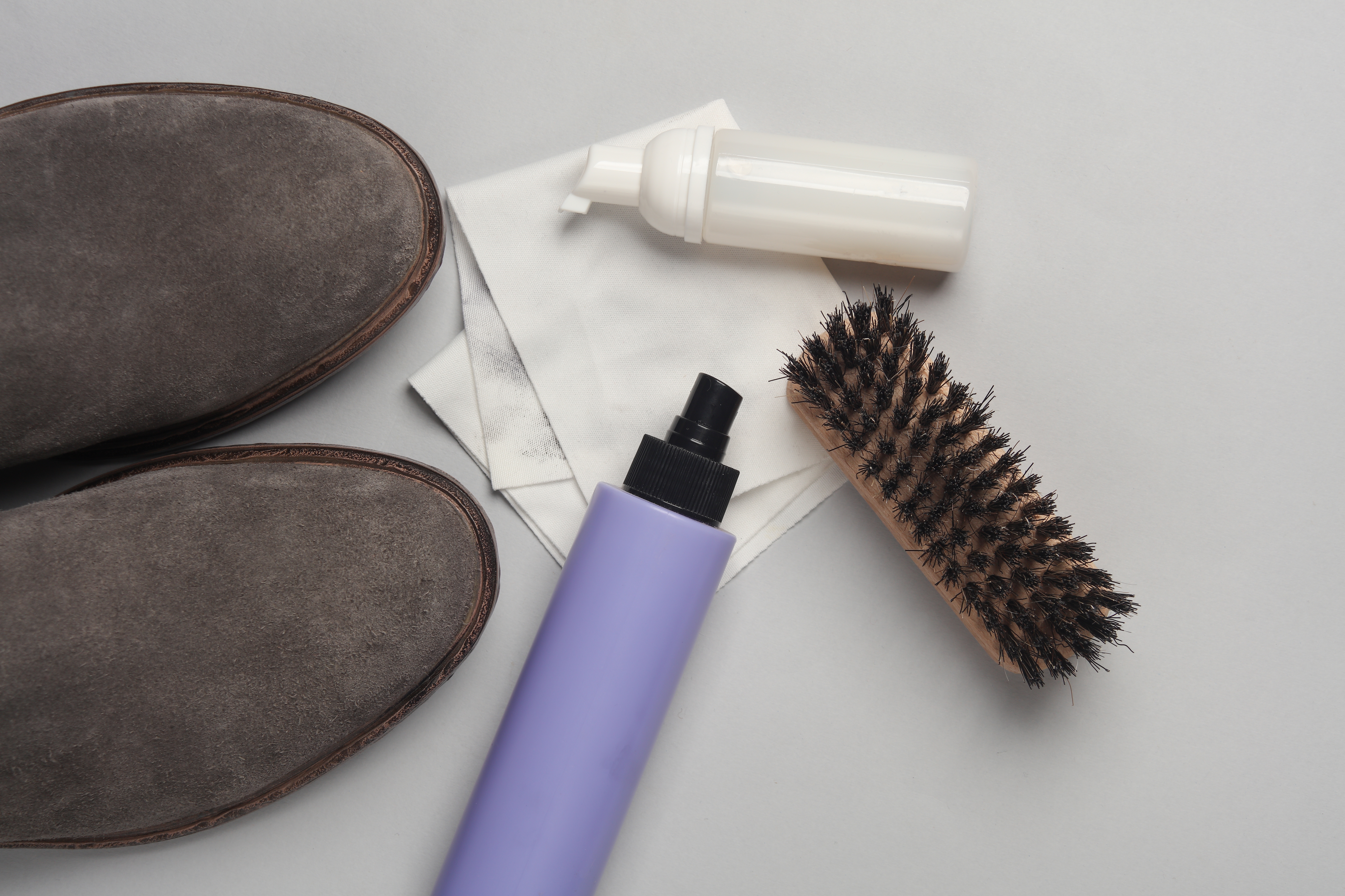 Usa productos adecuados para limpiar tus zapatos de gamuza.