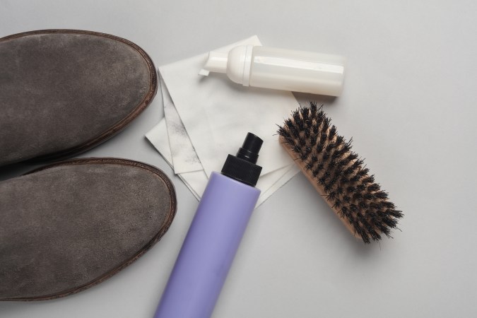 Usa productos adecuados para limpiar tus zapatos de gamuza.