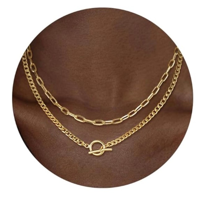 Collar con eslabones en Layering, disponible en Amazon.