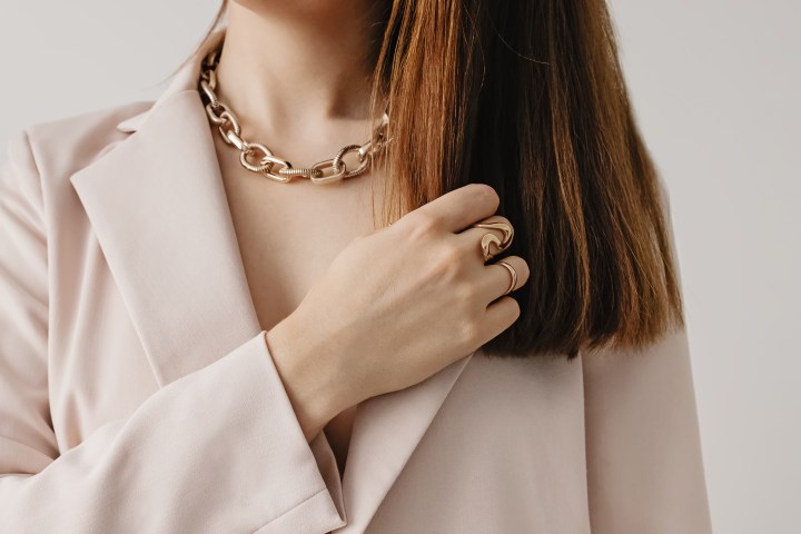 Los collares con eslabones regresan a las tendencias de la moda este verano.
