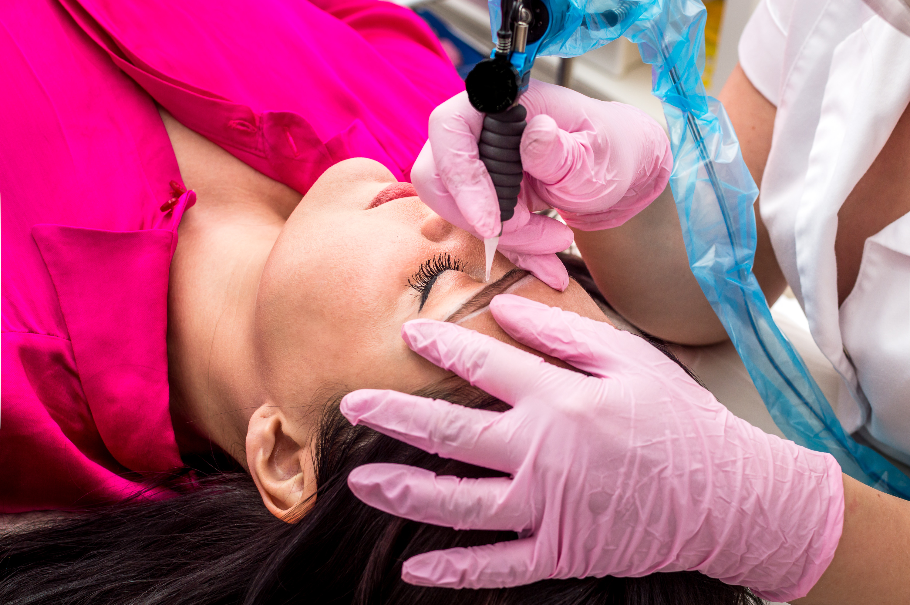 El microshading aporta un aspecto sombreado a las cejas.