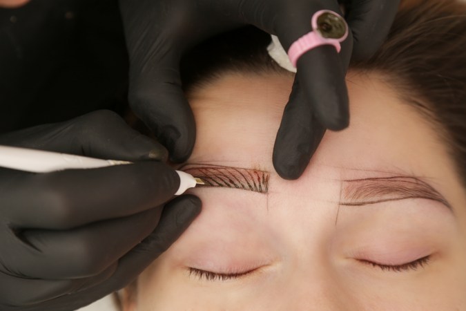 El microblading penetra en la piel para aportar pigmento.