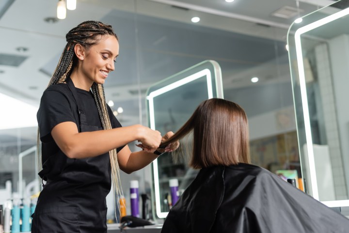 Corta tu cabello para mejorar tu aspecto en cuestión de minutos.