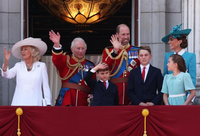 Los miembros de la realeza saludan desde el balcón en el Palacio de Buckingham.