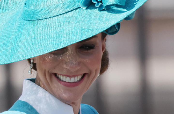 La princesa Kate Middleton destacó con su atuendo en Trooping The Colour.