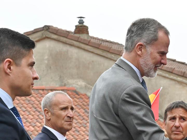 La reina Letizia lució un elegante traje en su visita a Brañosera.