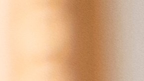 Usa una crema antiedad que sea adecuada para tu rostro.