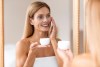 Usa una crema antiedad que sea adecuada para tu rostro.
