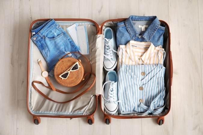 Arma tu maleta con solo 9 piezas en tu próximo viaje.