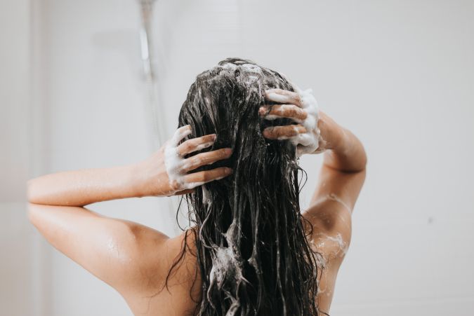 Usa shampoo hidratante para evitar la resequedad en el cuero cabelludo.