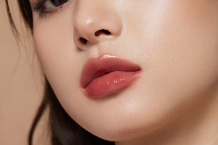 Luce labios más grandes con la tendencia viral en redes sociales.
