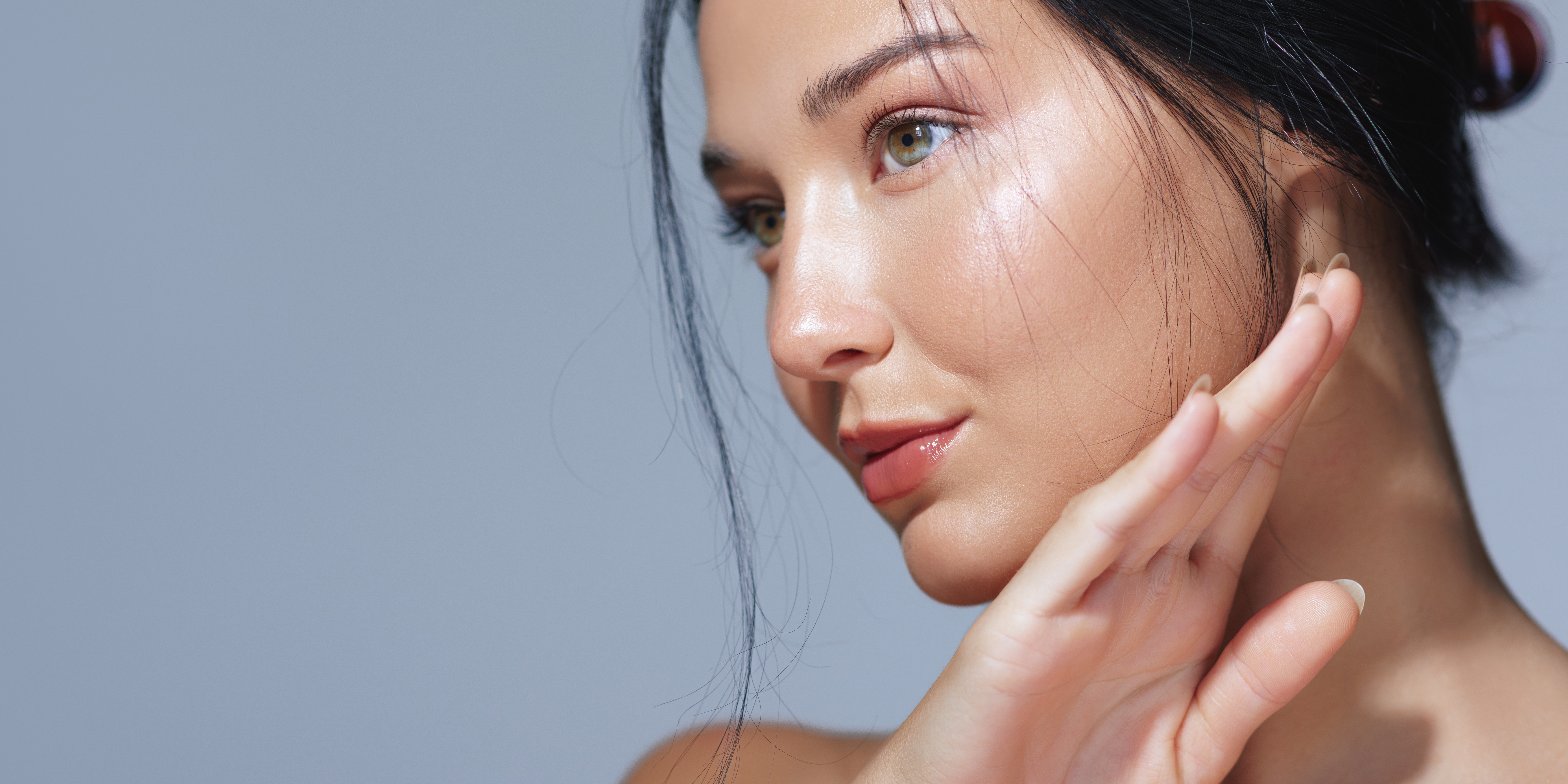 Hidrata y protege tu piel antes de maquillarte en verano.