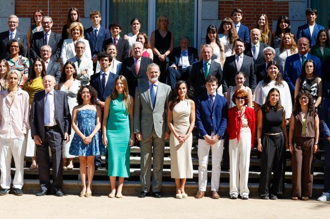 Los Reyes Felipe y Letizia, acompañados de la infanta Sofía, recibiendo en audiencia al Patronato de la Fundación Comité Español de los Colegios del Mundo Unido, este martes en el Palacio de La Zarzuela en Madrid.