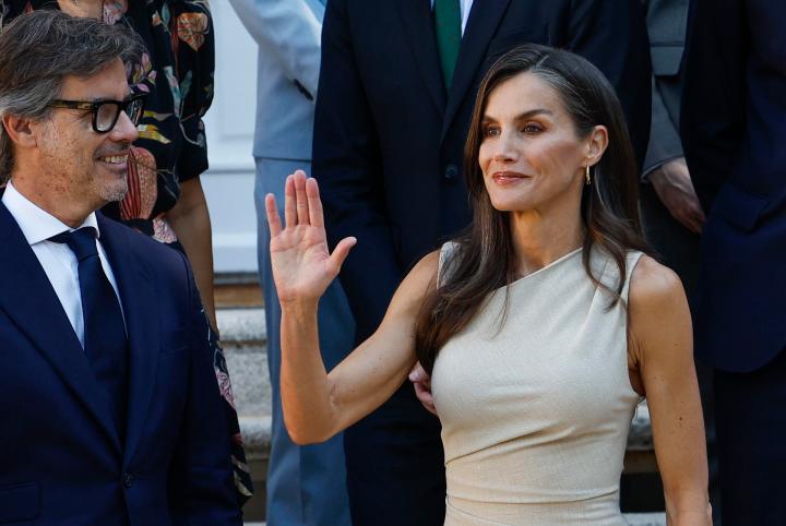 La reina Letizia recuperó un vestido de Mango con un nuevo diseño.