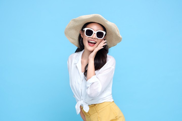 Usa sombreros en tendencia para acompañar tus looks de verano.