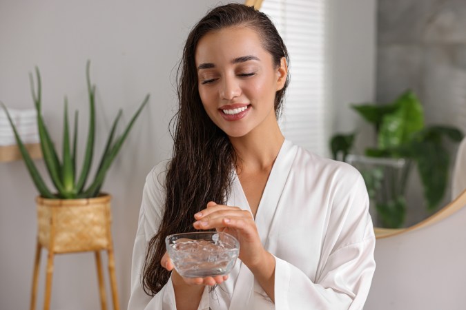 Prepara diferentes mascarillas con aloe vera para hidratar tu cabello.