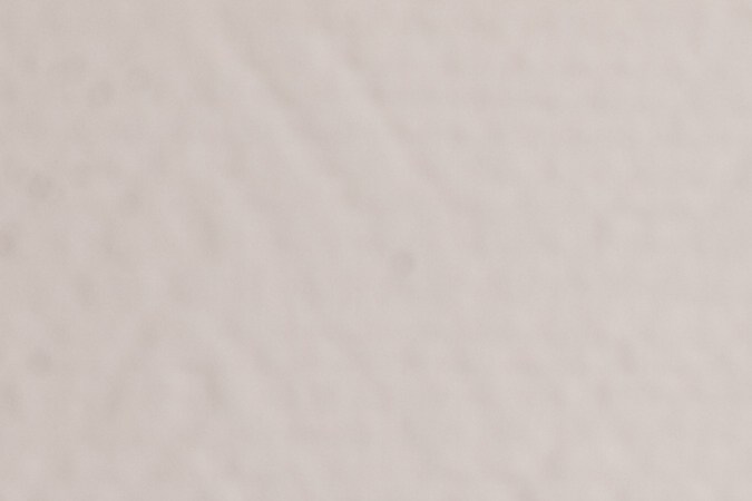 Evita estirar tu piel para no causar arrugas en ella.