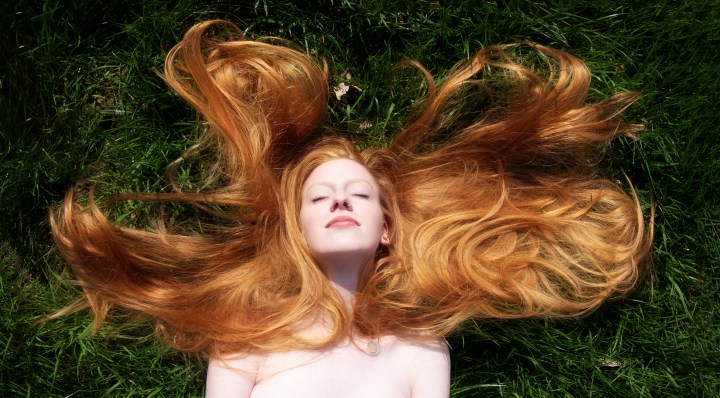Cuida tu cabello cobrizo en verano con los consejos adecuados.