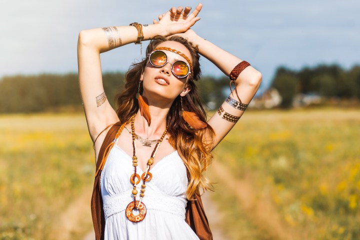 El Indie Sleaze será el look en tendencia este verano.