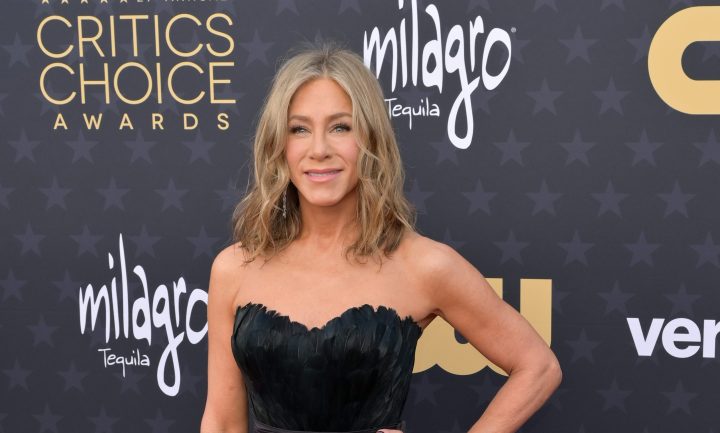 Jennifer Aniston incluyó un nuevo producto capilar en LolaVie.