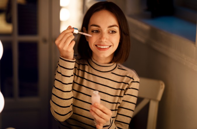 Usa retinol en las noches para despertar con un rostro radiante.