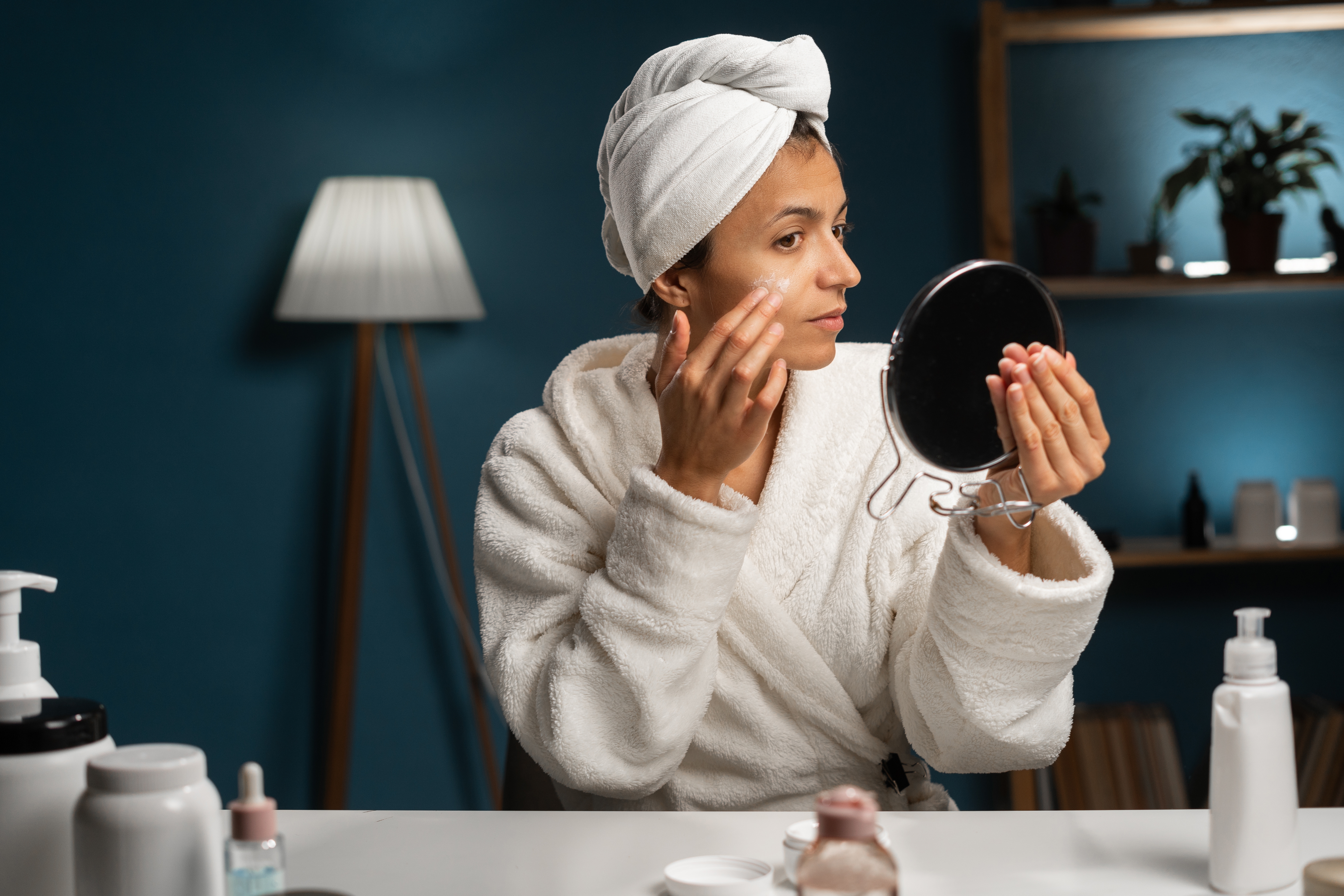 Limpia tu piel todas las noches en tu rutina de skincare.