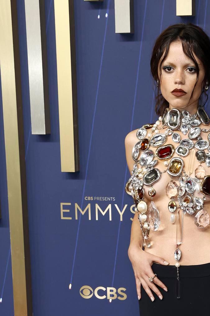Jenna Ortega en la alfombra roja de los Premios Emmy 2025. 