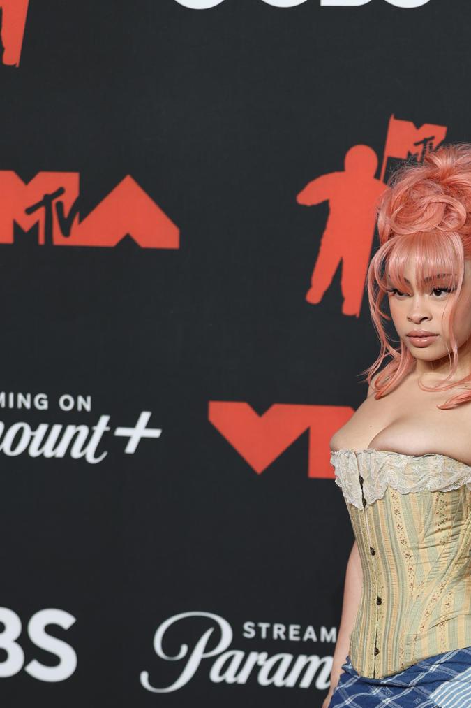 Ice Spice en la alfombra roja de los MTV VMAS 2025.