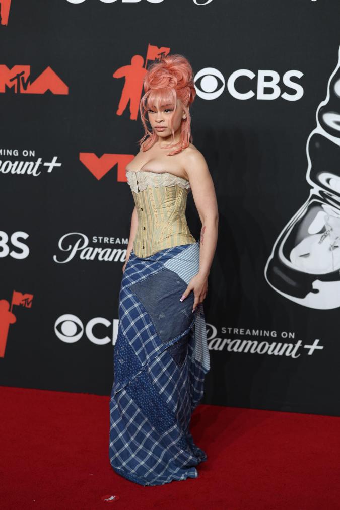 Ice Spice en la alfombra roja de los MTV VMAS 2025.