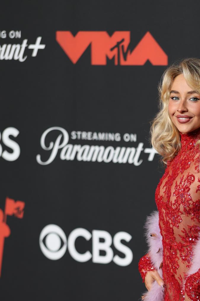 Sabrina Carpenter en la alfombra roja de los MTV VMAS 2025.