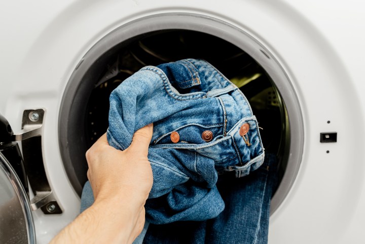 Lavar tus pantalones de mezclilla no amerita de tanta frecuencia.