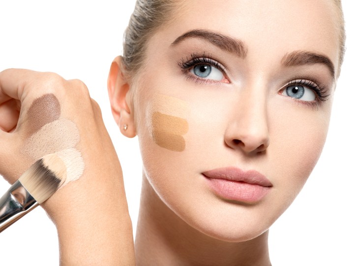 Mejora tus maquillajes al usar una base adecuada.