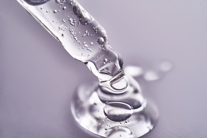 Usa retinol para cuidar tu piel del envejecimiento prematuro.