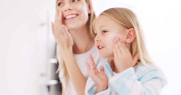 Las niñas no deberían cuidar su piel como lo hacen las adultas.