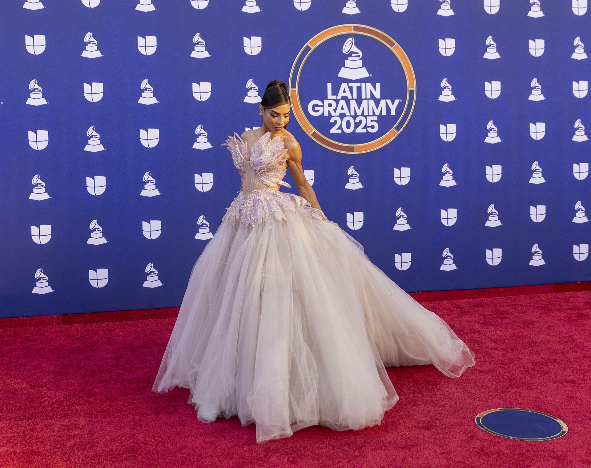 Alejandra Espinoza en la alfombra roja de los Latin Grammy 2025.