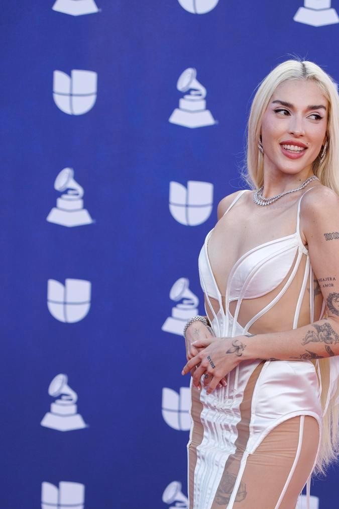 Elena Rose en la alfombra roja de los Latin Grammy 2025.