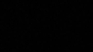 Pantalla de laptop y teléfono muestran el logotipo y la página principal de Rare Beauty, marca de maquillaje creada por Selena Gómez.