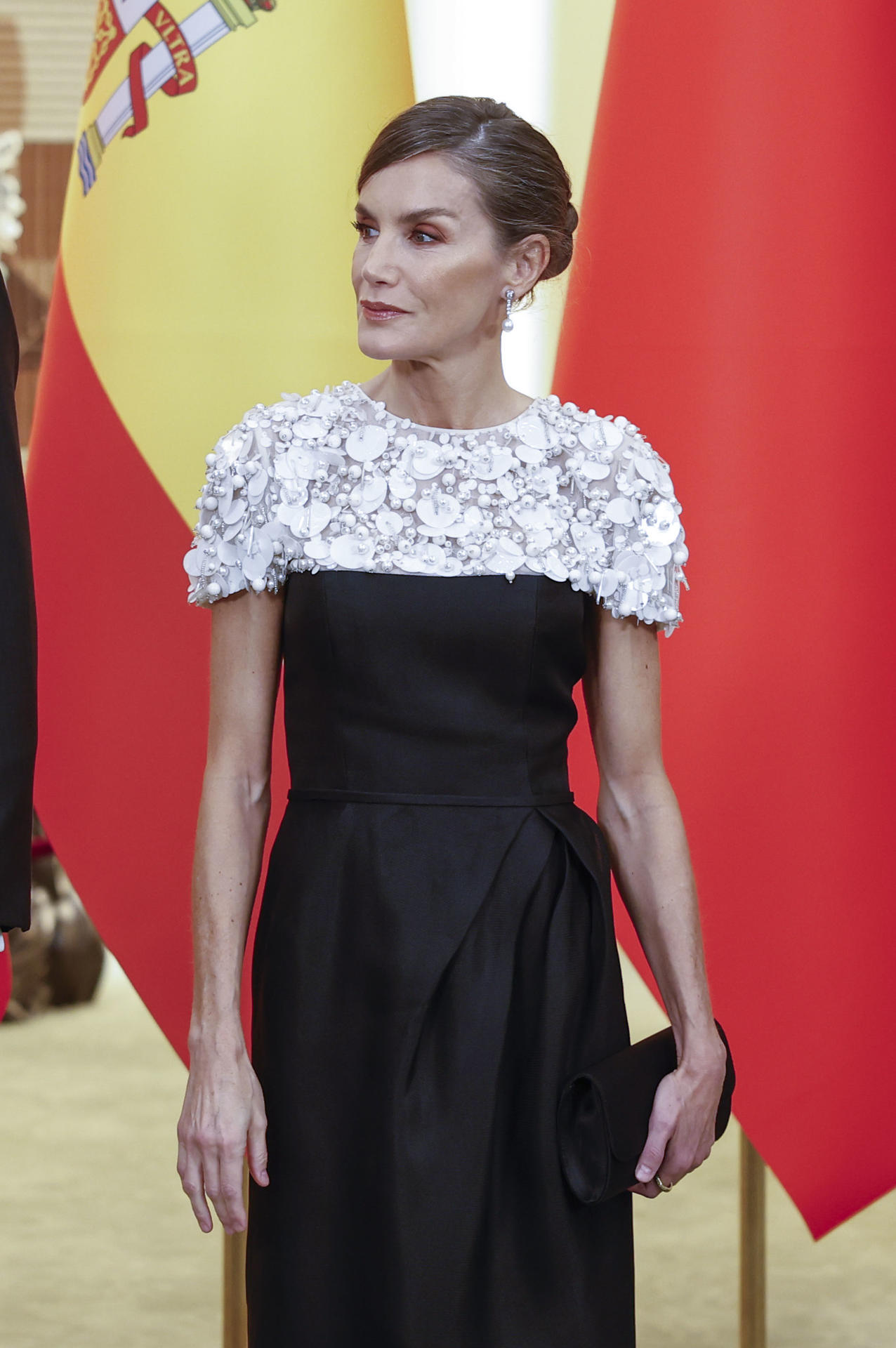 La reina Letizia, durante los saludos previos a la cena de gala ofrecida por el presidente chino, Xi Jinping y la primera dama, Peng Liyuan, dentro de los actos de la segunda jornada del viaje de Estado de los reyes a China.