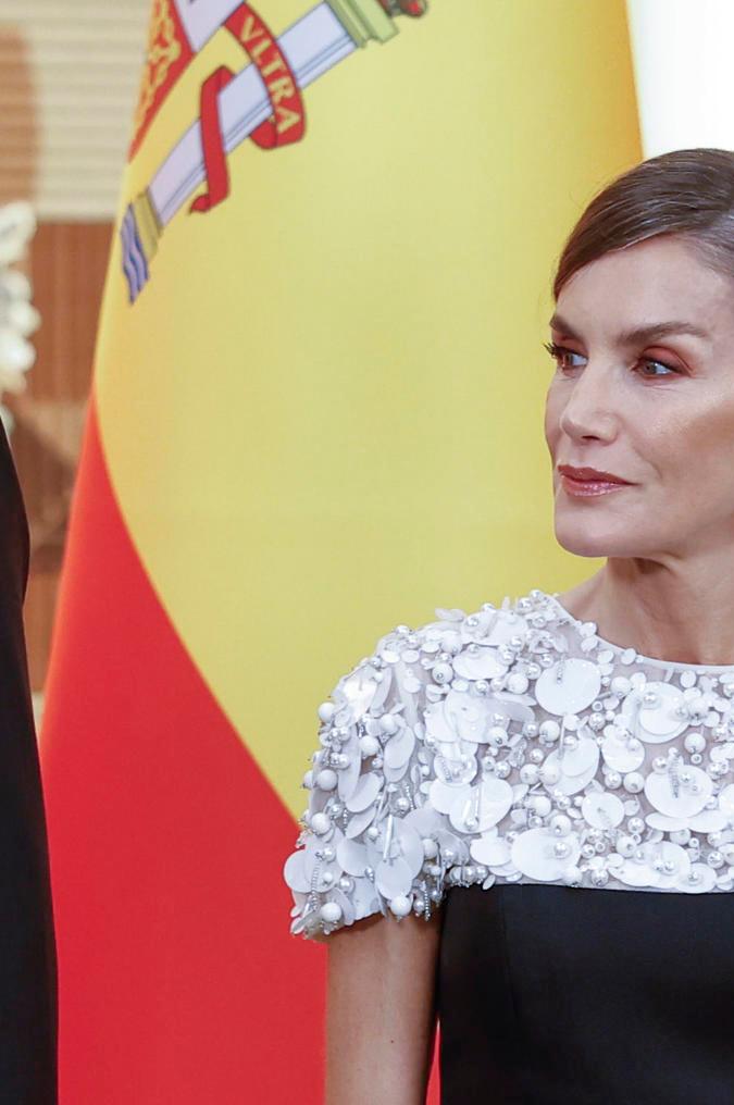 La reina Letizia, durante los saludos previos a la cena de gala ofrecida por el presidente chino, Xi Jinping y la primera dama, Peng Liyuan, dentro de los actos de la segunda jornada del viaje de Estado de los reyes a China.